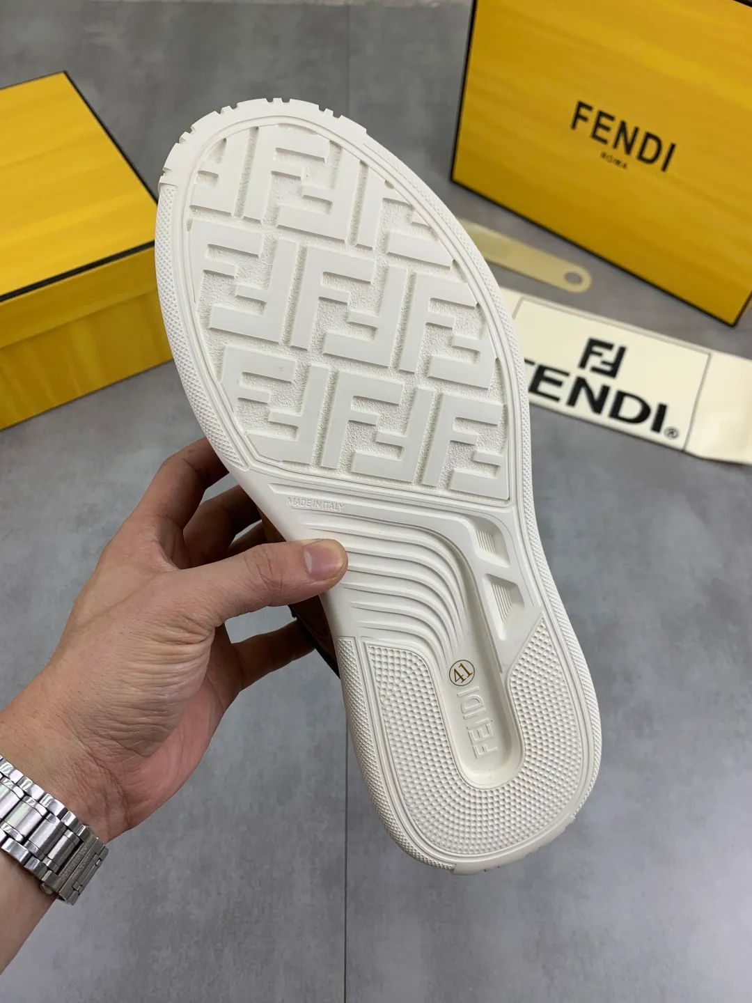Men's Men's Shoes 💰P800 New Style 💰💎💎💎Summer Hot Style [FENDI Fendi] Top Version 🆕New slip-on sneakers, wavy soles engraved with original words. Embossed Fendi Flow lettering on the heel. The upper is made of high-end calfskin and breathable materials. Original lining with tone-on-tone details decorated with innovative handcrafting techniques. Ultra-light and wear-resistant TPU and IP foam soles, overall lightweight and comfortable. Size:39-44 (38 45 can be customized)